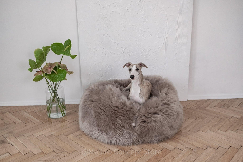 Cama ovalada de piel natural de oveja para mascotas - greige