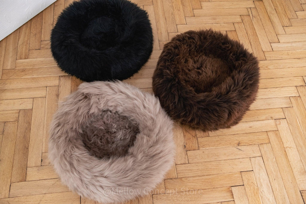 Cama redonda de piel natural de oveja para mascotas - greige