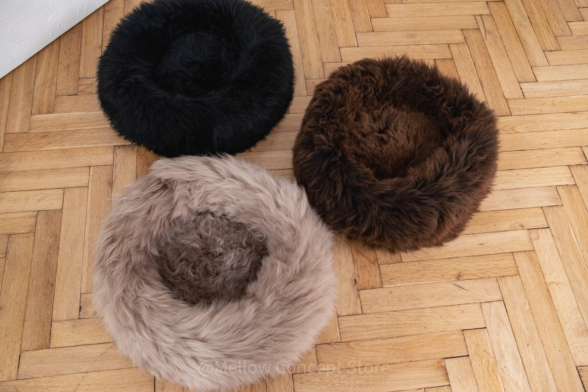 Cama redonda de piel natural de oveja para mascotas - greige