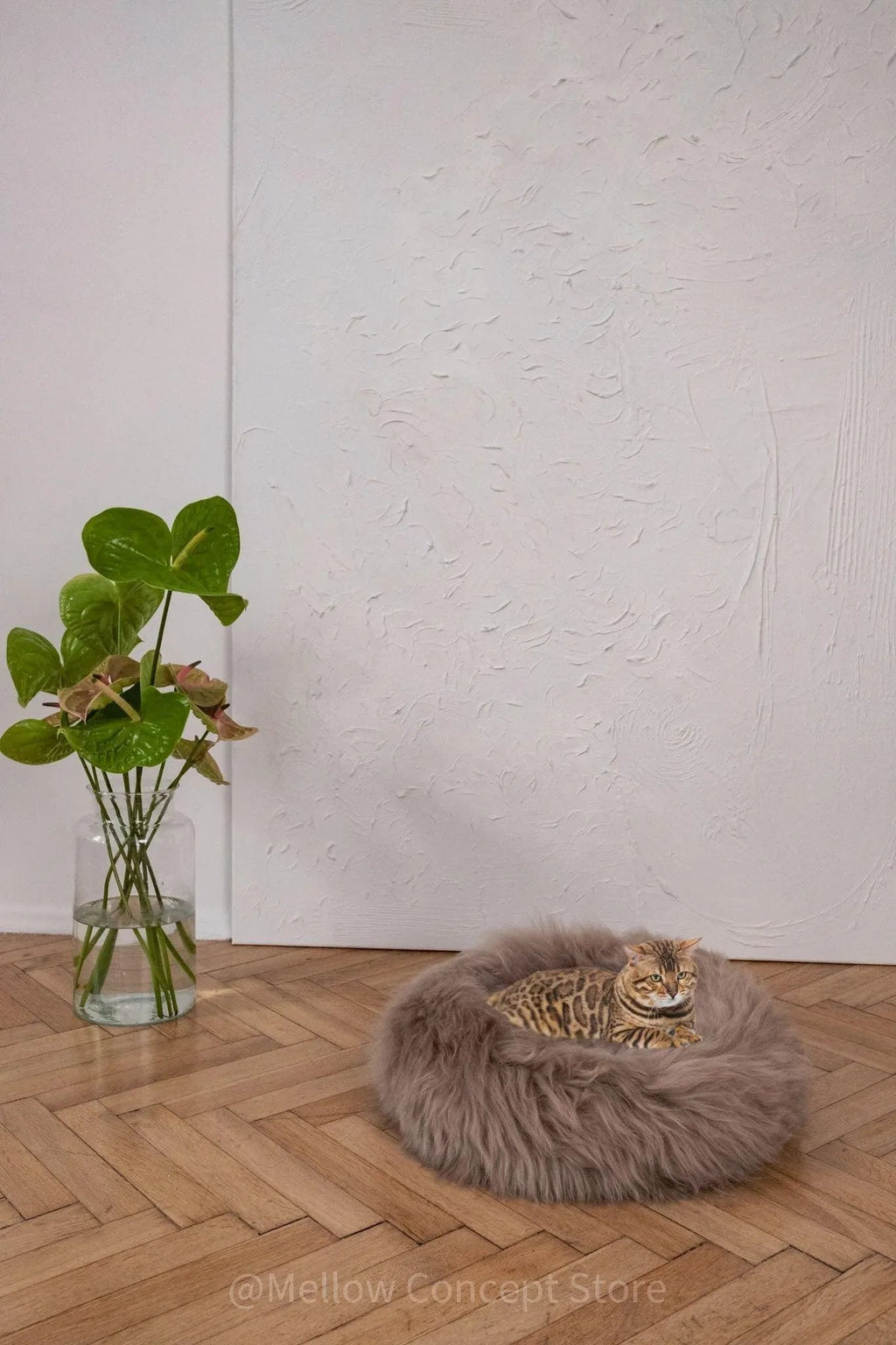 Cama redonda de piel natural de oveja para mascotas - greige