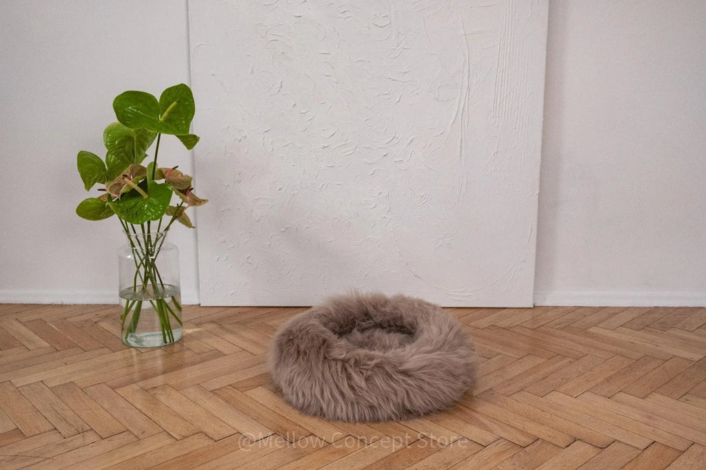 Cama redonda de piel natural de oveja para mascotas - greige
