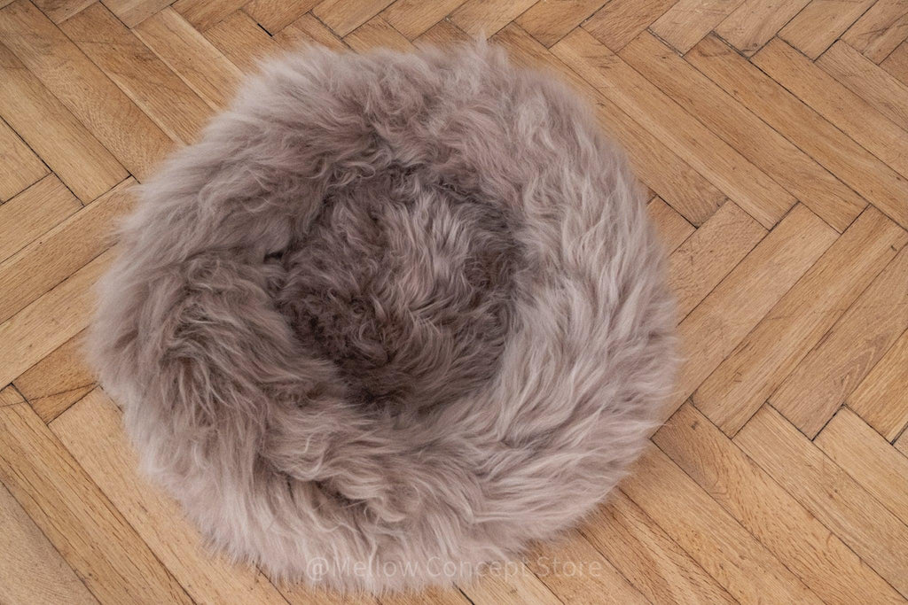 Cama redonda de piel natural de oveja para mascotas - greige