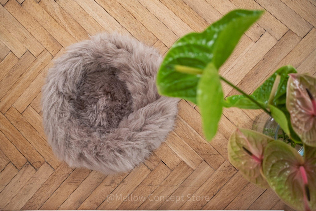 Cama redonda de piel natural de oveja para mascotas - greige