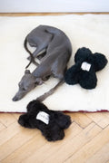 Natural piel de oveja perro Toy - Bone - negro