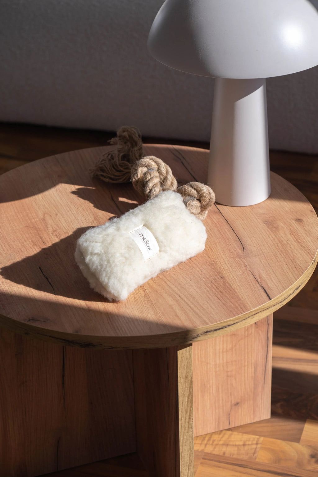 Natural lana perro Tug Toy - blanco